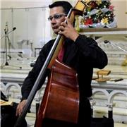 Profesor de música imparte clases a niños, y jóvenes de todas las edades